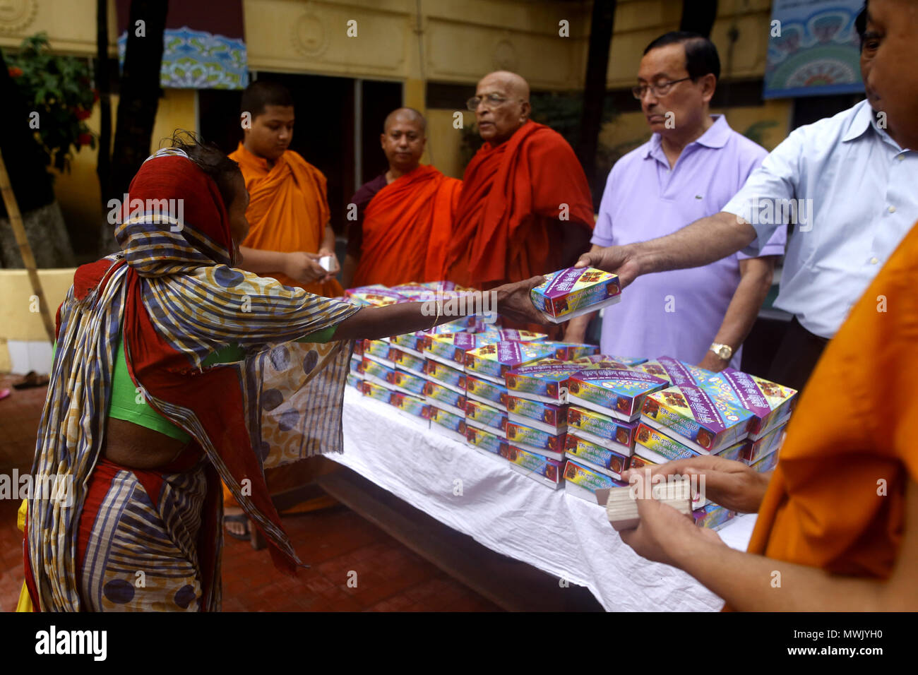 Dhaka, Bangladesch. Bangladeshi buddhistische Gemeinschaft vertreibt iftar Essen für die Armen Muslime an Dharmarajika buddhistische Kloster während des islamischen Fastenmonats Ramadan in Dhaka, Bangladesch 21. Mai 2018. © REHMAN Asad/Alamy Stock Foto Stockfoto