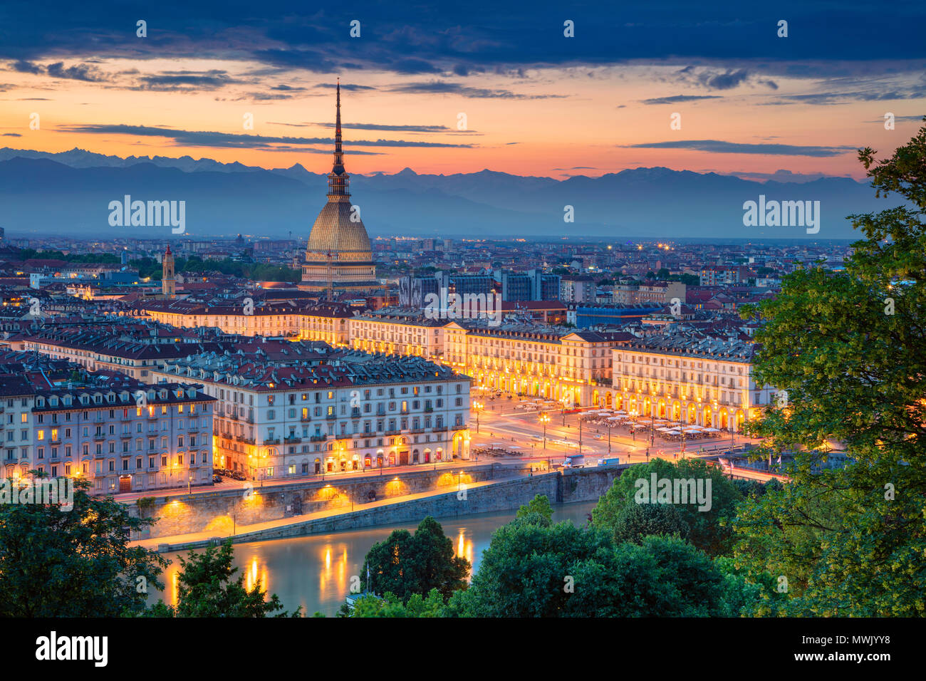 Turin. Antenne Stadtbild Bild von Turin, Italien während des Sonnenuntergangs. Stockfoto