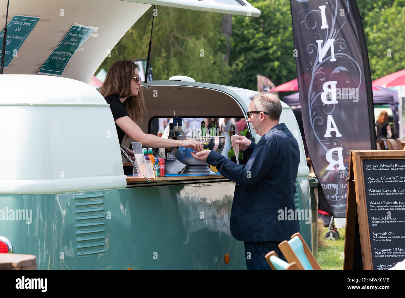 Schrullige vw Camper van Spezialität gin Bar an ein Food Festival. Oxfordshire, England Stockfoto