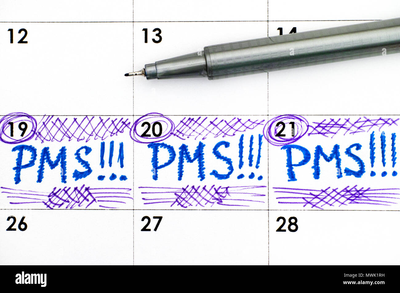 Erinnerung PMS im Kalender mit Stift. Nahaufnahme. Stockfoto