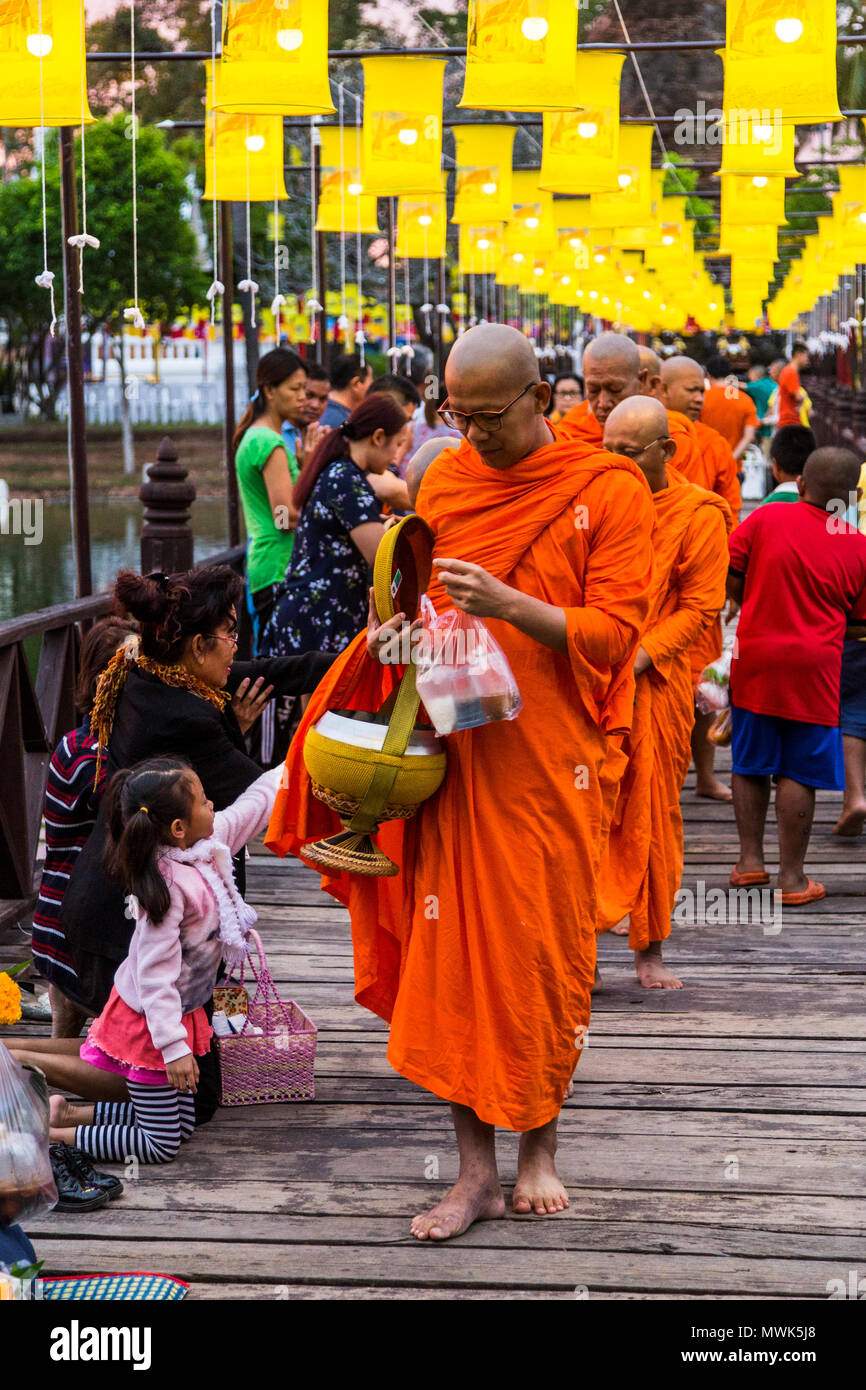 Spende an buddhistische Mönche während der täglichen Binthabat morgen Zeremonie in Sukhotai Stockfoto