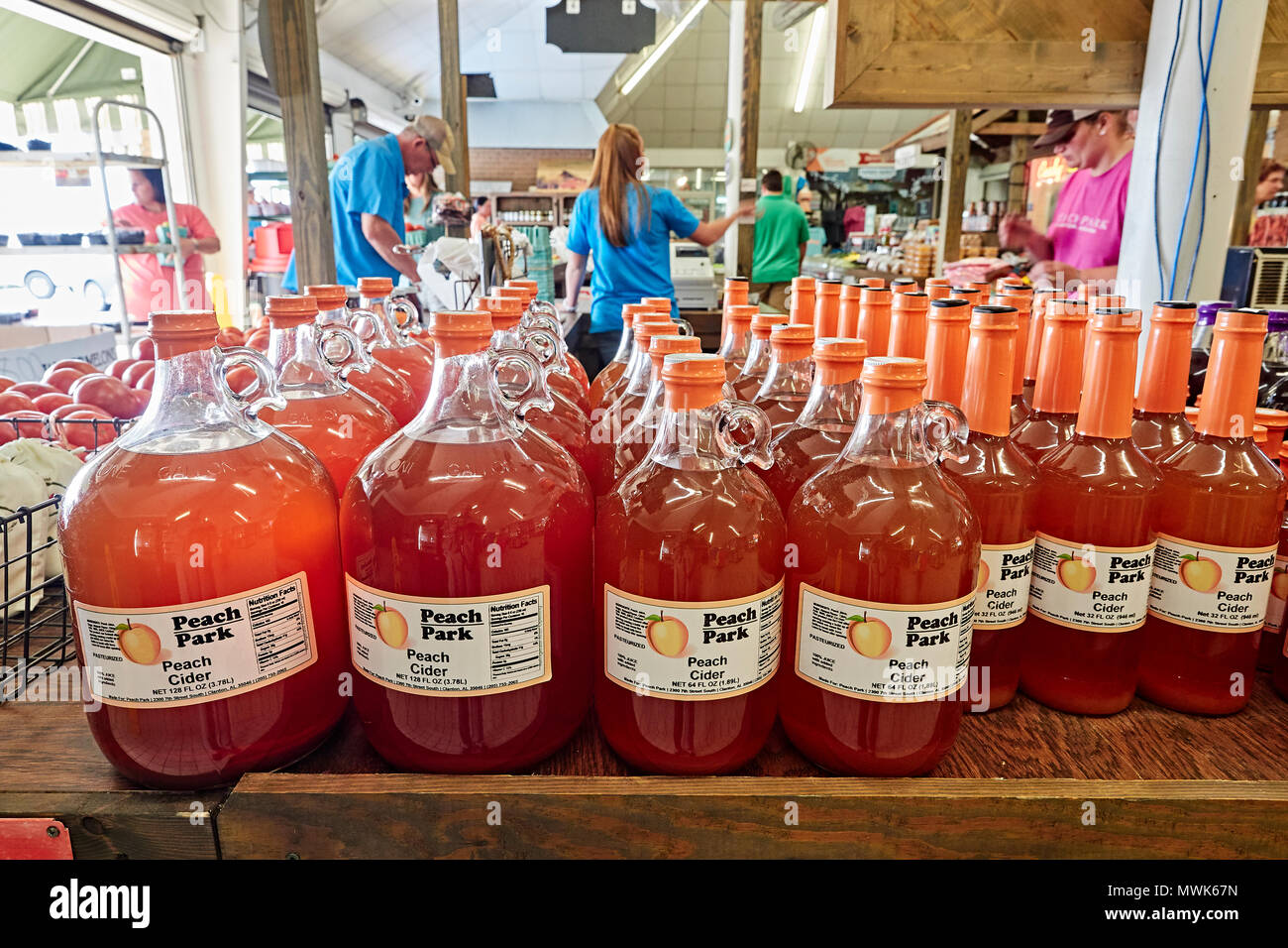 Zeilen von Flaschen mit Pfirsich Apfelwein für Verkauf an einem strassenrand in Clanton Alabama, USA. Stockfoto