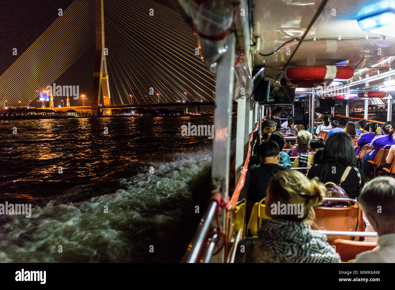 Boot in Chao Praya Fluss mit Rama-VIII-Brücke Stockfoto