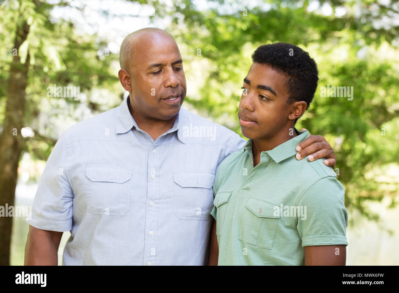 Vater und Sohn in einem ernsten Gespräch. Stockfoto