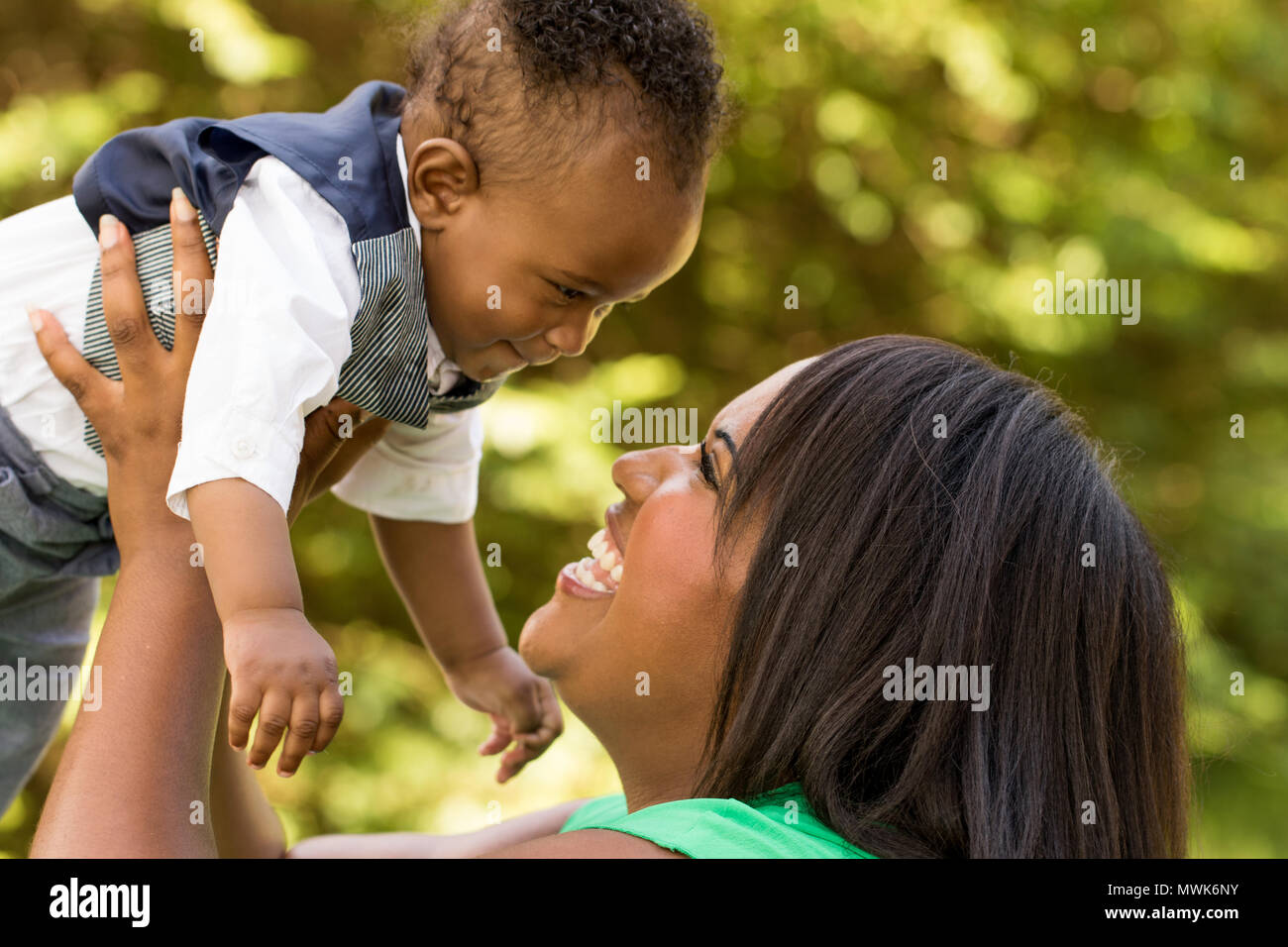Gerne Afrikanische amerikanische Mutter und Sohn. Stockfoto