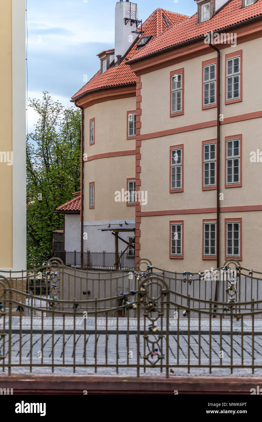 Bunte Häuser, Certovka (Der Schotte Davil Stream), Insel Kampa, die Geländer mit die Schlösser der Liebe dekoriert ist, Prag Stockfoto