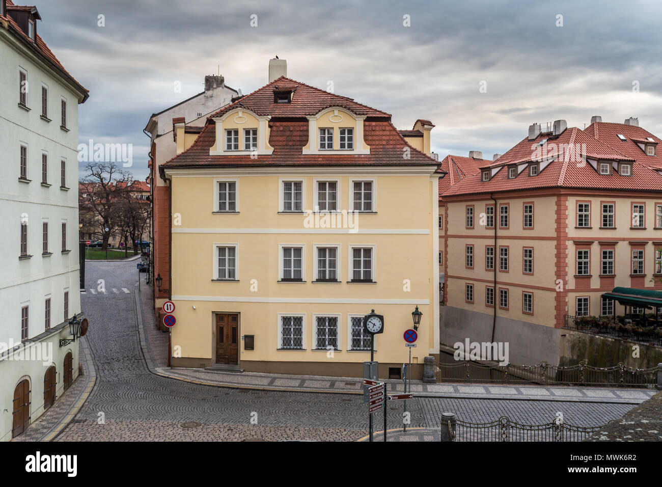 Bunte Häuser, Certovka (Der Schotte Davil Stream), Insel Kampa, die Geländer mit die Schlösser der Liebe dekoriert ist, Prag Stockfoto