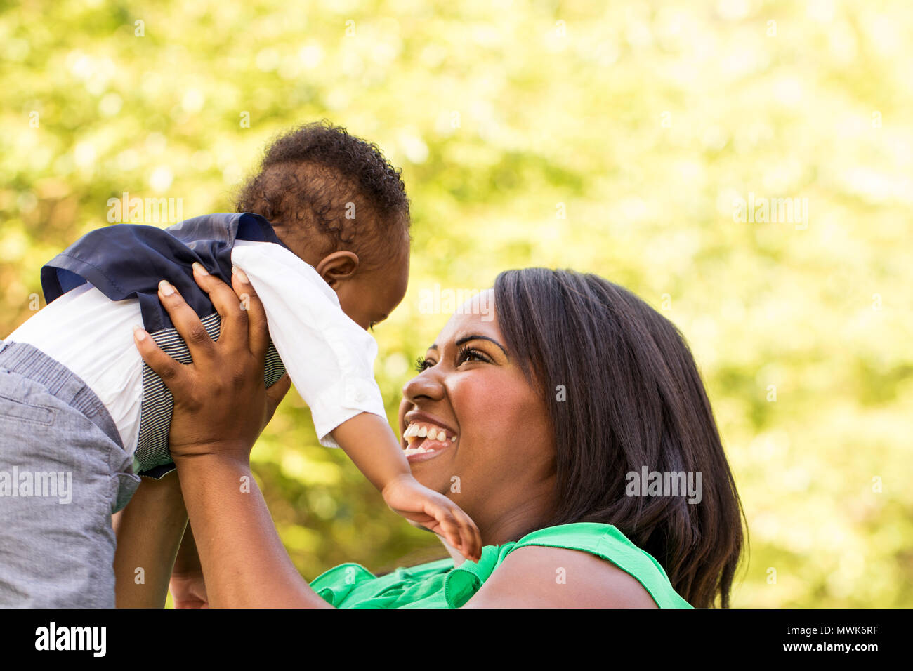 Gerne Afrikanische amerikanische Mutter und Sohn. Stockfoto