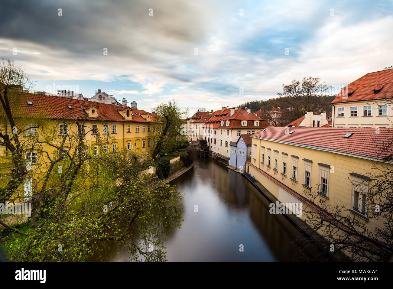 Romantische Aussicht auf Prag von der Karlsbrücke bei Sonnenaufgang romantische Aussicht auf Prag Insel Kampa Karlsbrücke bei Sonnenaufgang. Lange Belichtung. Stockfoto