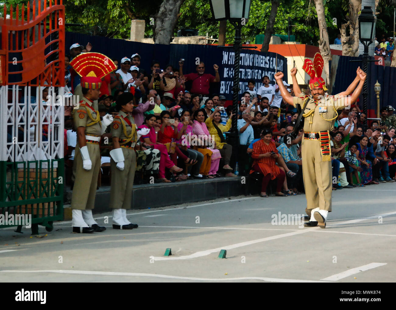 Die marschierenden Indischen Wachen in nationalen Uniform an der Zeremonie zur Senkung der Flaggen - 04-05-2015 Grenze zwischen Pakistan und Indien, Wagah, Lahore, Pa Stockfoto