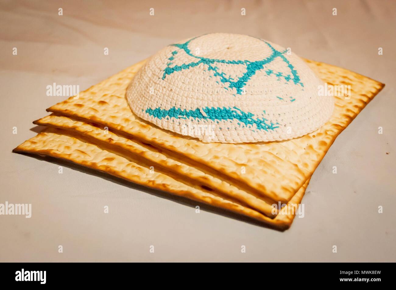 Drei Stücke von mazze mit einer jüdischen Kippa Kappe auf der Oberseite. Die jüdische Tradition anschauliches Bild. Pessach, jüdischen Pascha stock Bild. Stockfoto