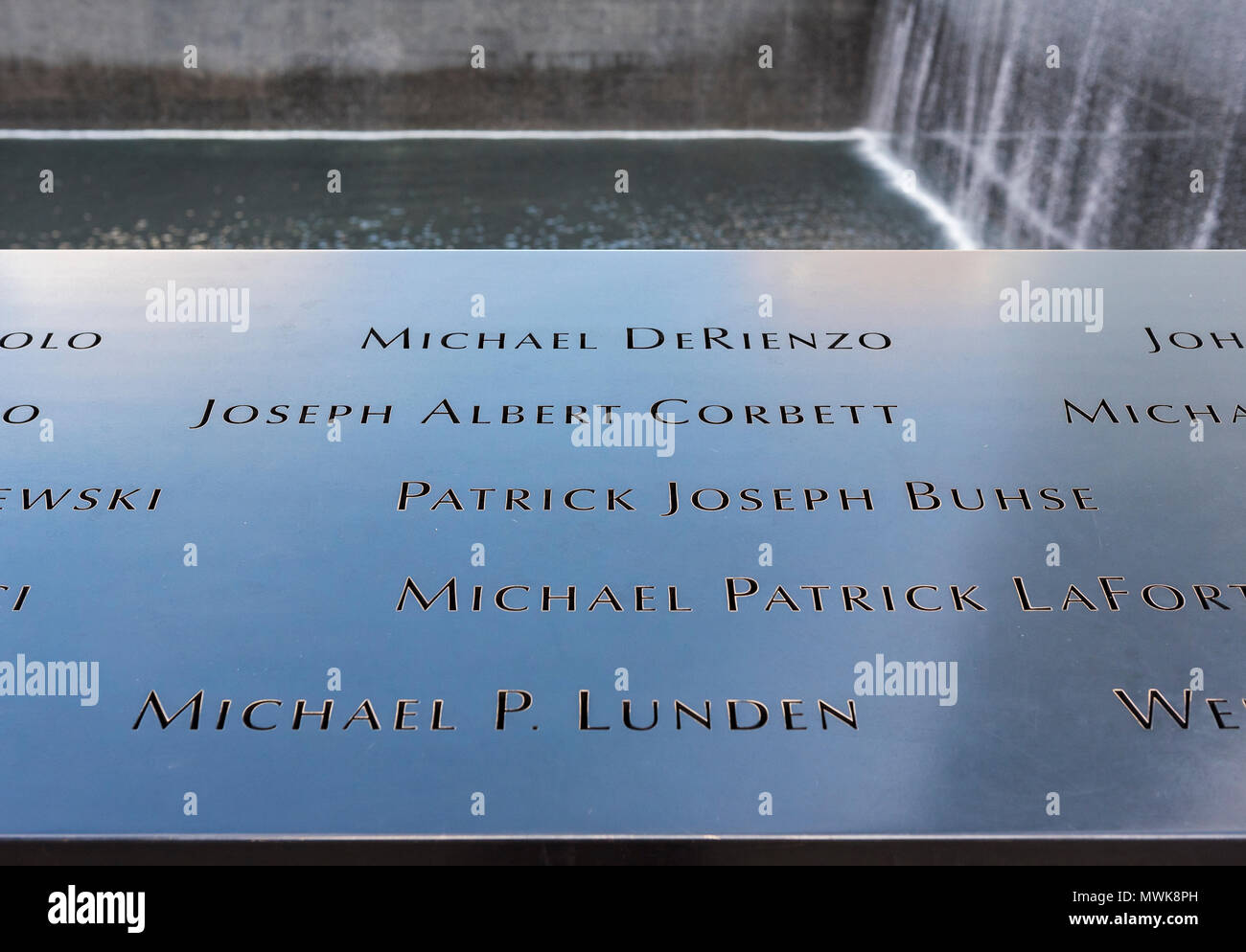 Die Namen der 11 Opfer auf Pool Brüstungen, nationalen September 11 Memorial and Museum, New York, USA Stockfoto