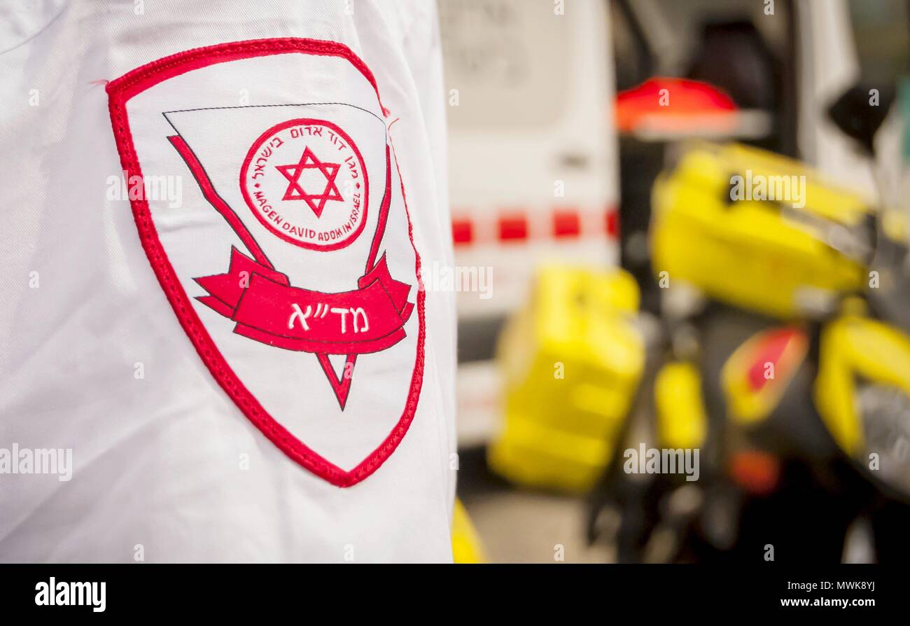 TEL AVIV, Israel. April 12, 2017. Israelische Sanitäter mit den nationalen Notfallorganisation Magen David Adom Logo auf seine Uniform. MADA Israel Konzept Stockfoto