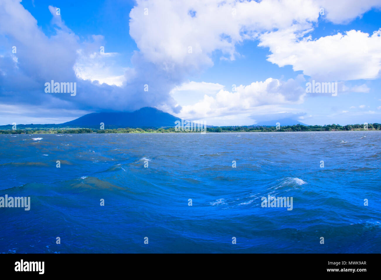 Vulkan Concepcion, Isla Ometepe in Nicaragua. Blick von der Fähre mit Cloud rund um den Gipfel des Berges Stockfoto