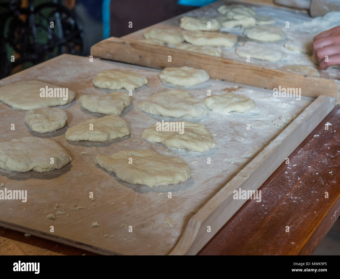 Pfannkuchen auf ein Backblech pepared auf der Kohle Küche. Der ... Pfannkuchen auf ein Backblech pepared auf der Kohle Küche. Der ...