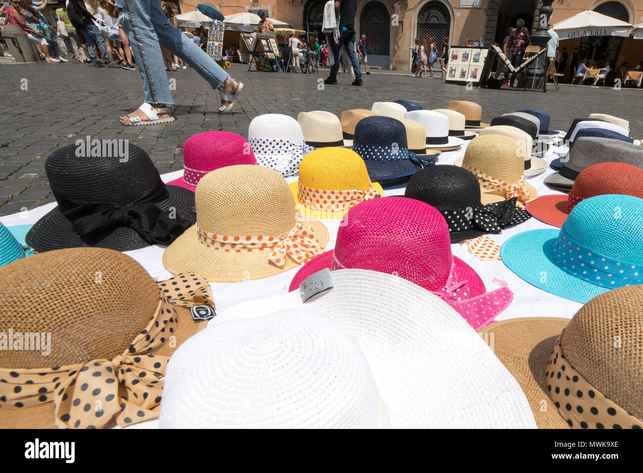 Gruppe von farbige Hüte zeigte für den Verkauf in der Straße, Rom, Italien Stockfoto