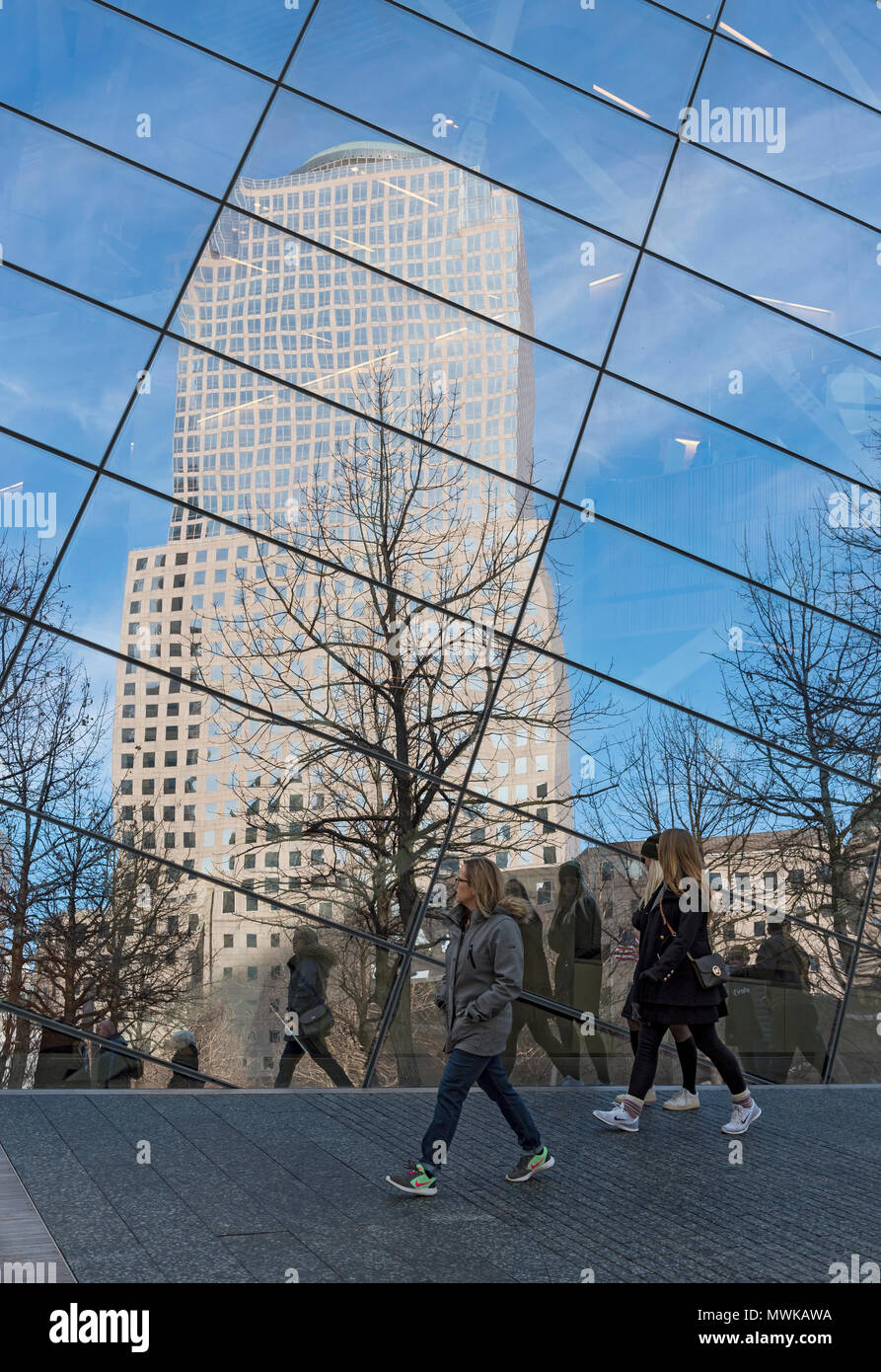 225 Liberty Street Gebäude (zwei World Financial Center), spiegelt sich in 9/11 Memorial and Museum, New York City, USA Stockfoto