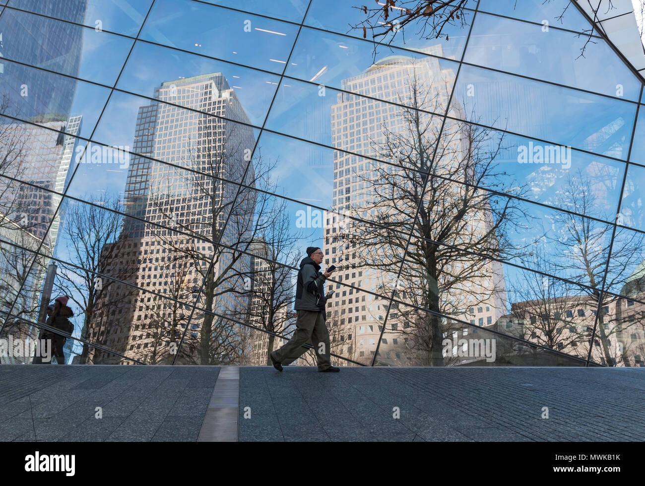 World Financial Center (Gebäude 225 Liberty Street und 200 Vesey Street) reflektiert in 9/11 Memorial and Museum, New York City, USA Stockfoto