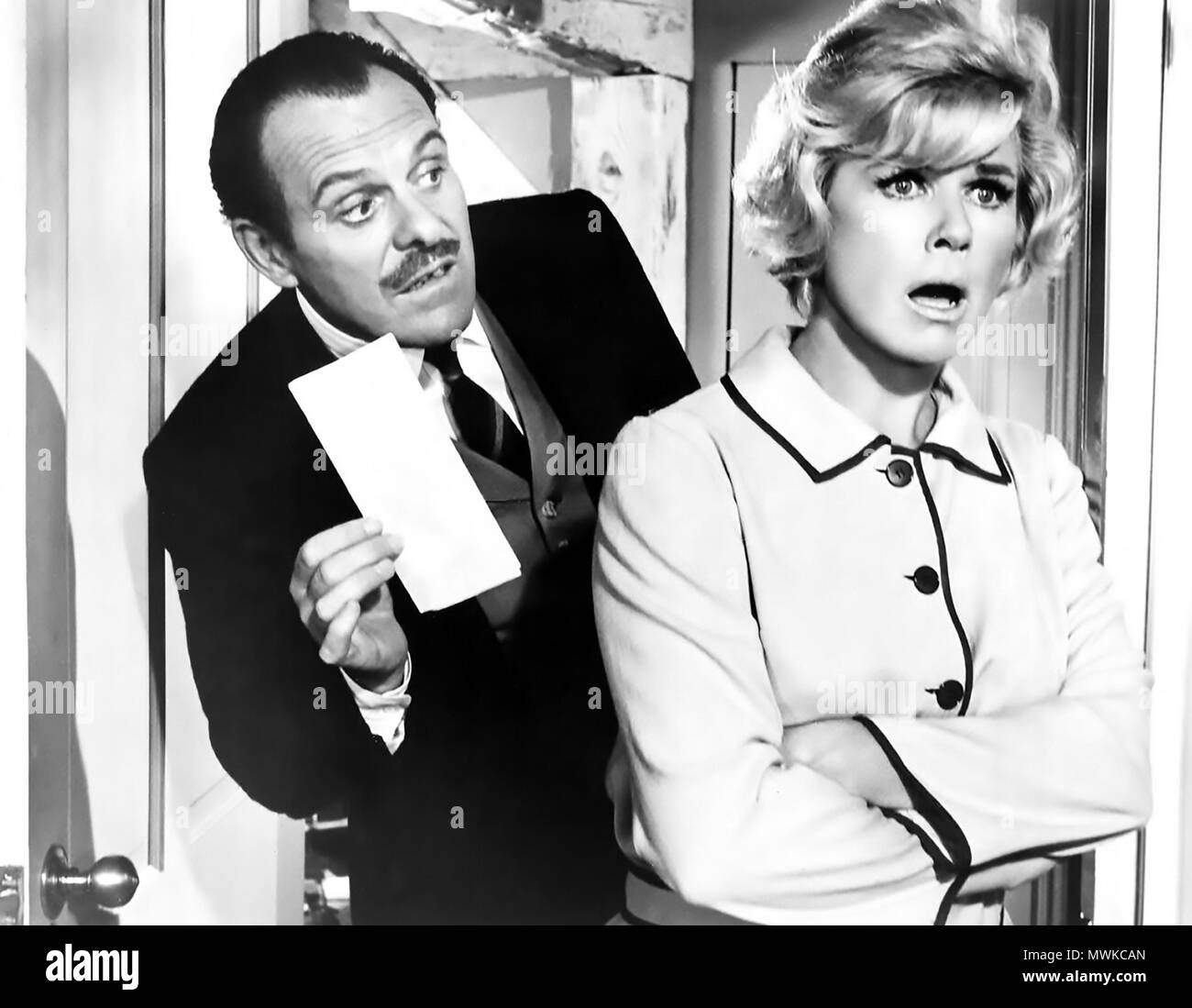 TERRY - Thomas (1911-1990), englischer Charakter Schauspieler mit Doris Day im Film 1968 Wo waren Sie, als das Licht ging aus? Stockfoto