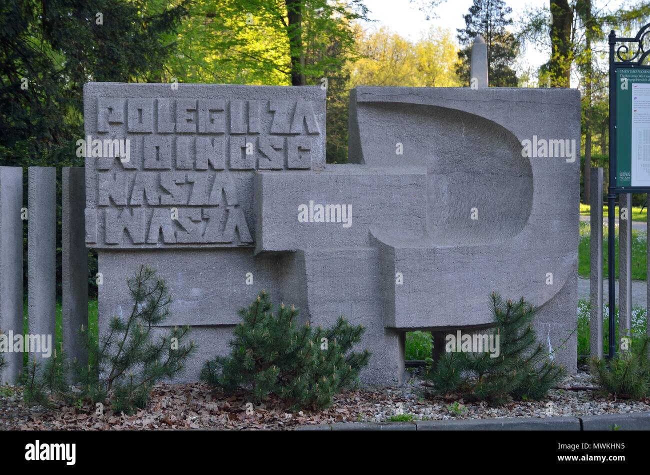 PSZCZYNA, Polen - 22. APRIL 2018: Eingang zum Friedhof der sowjetischen Soldaten in Pszczyna, Polen. Stockfoto