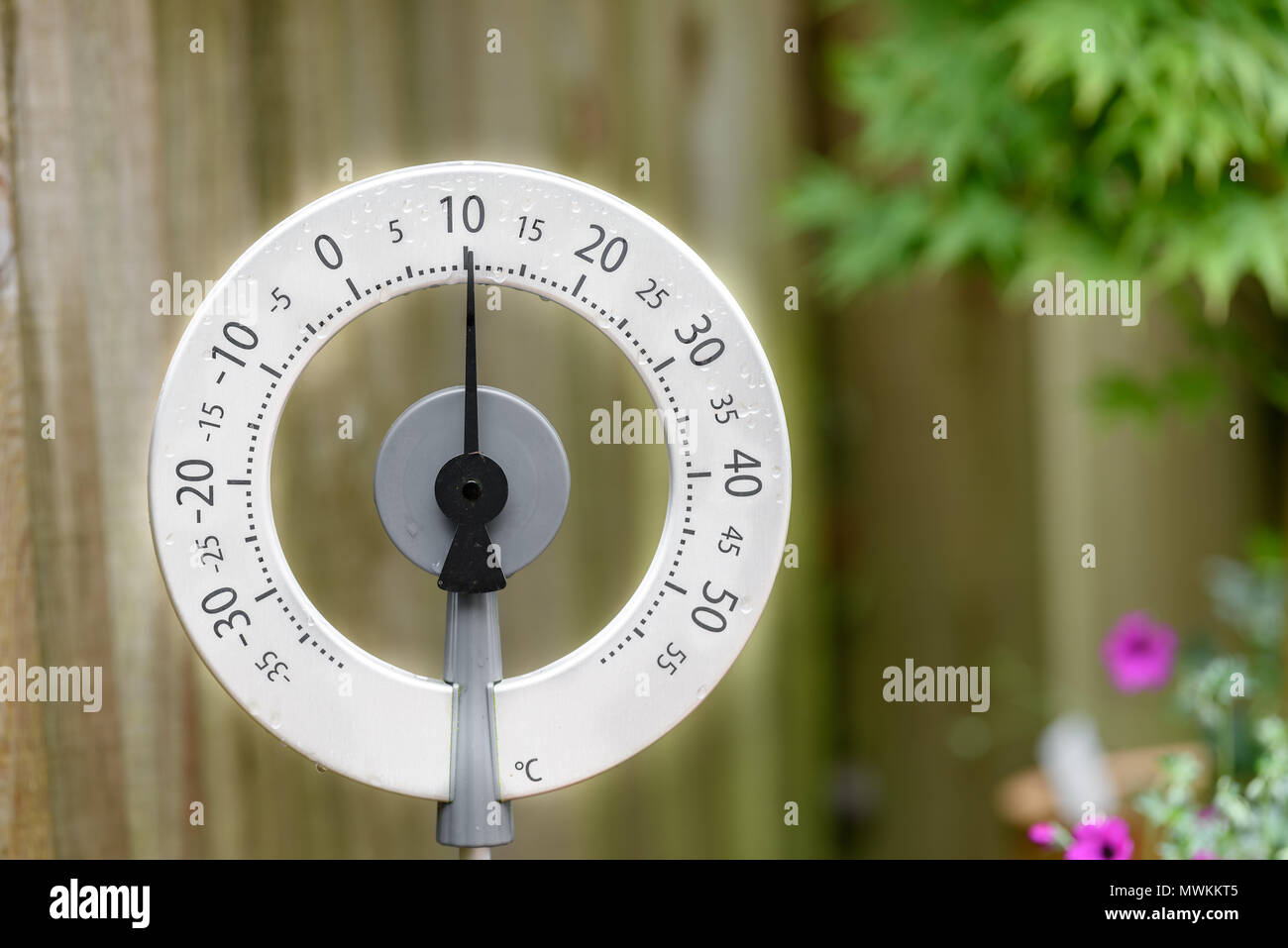 Eine kreisförmige draußen Thermometer zeigt eine Temperatur von 10 Grad