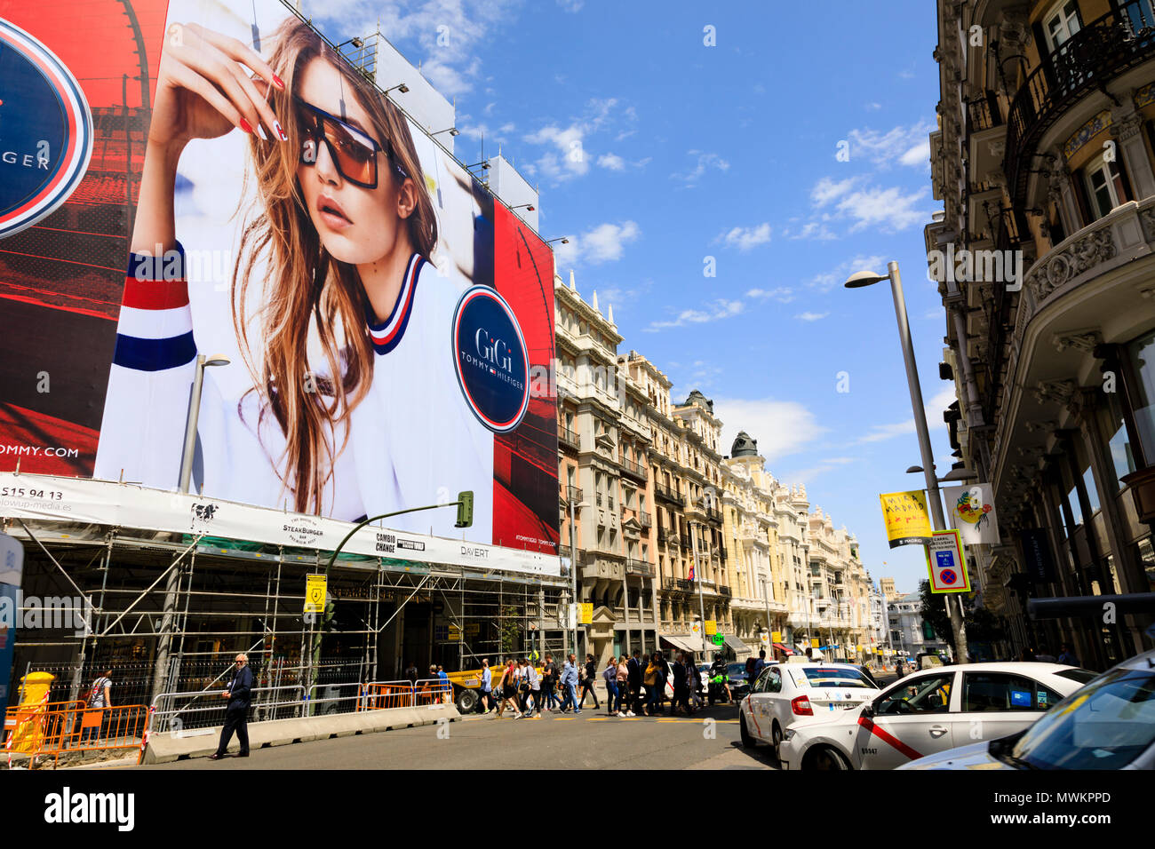 Große GiGi Tommy Hilfiger Werbetafeln, Gran Via, Madrid, Spanien. Mai 2018 Stockfoto