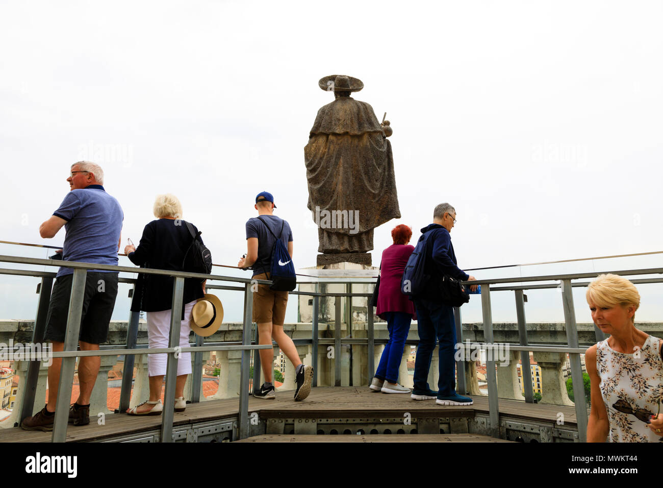 Touristen bewundern Sie die Aussicht von der Spitze der Almundena Kathedrale, Madrid, Spanien. Mai 2018 Stockfoto
