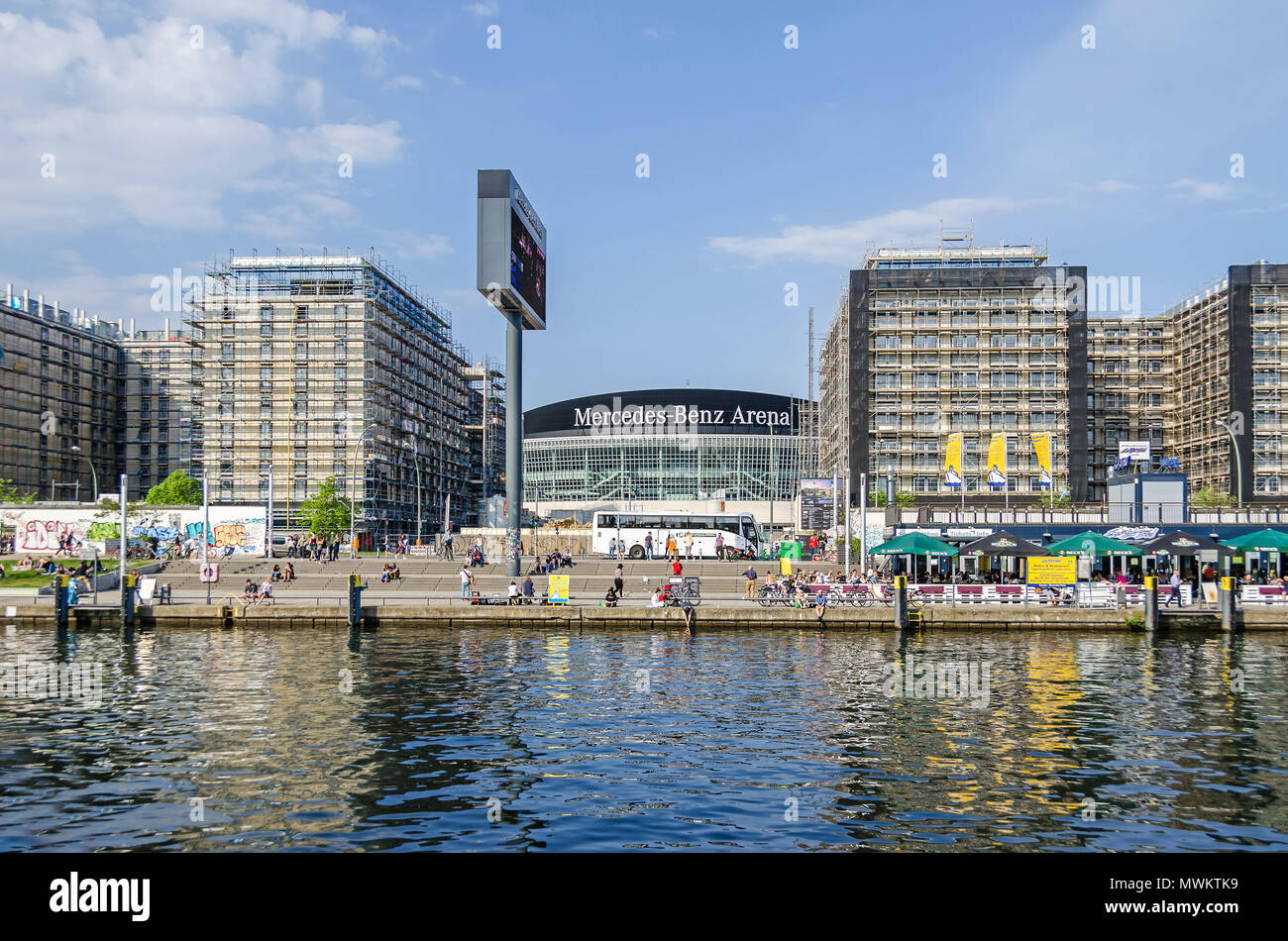 Berlin, Deutschland - 22 April 2018: Der Mercedes-Benz Arena eine multifunktionale Indoor Arena, als von der Spree mit seiner Bank und Promenade und p Stockfoto