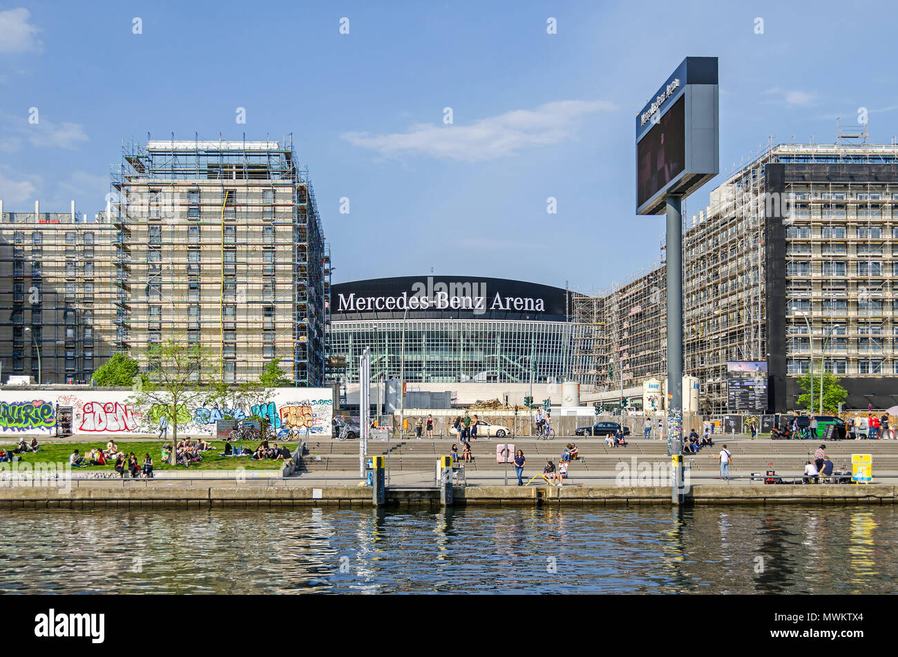 Berlin, Deutschland - 22 April 2018: Der Mercedes-Benz Arena eine multifunktionale Indoor Arena, als von der Spree mit seiner Bank und Promenade und p Stockfoto