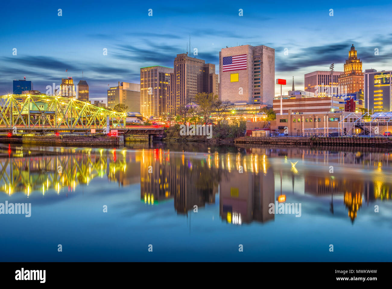 Newark, New Jersey, USA Skyline auf den Passaic River in der Abenddämmerung. Stockfoto