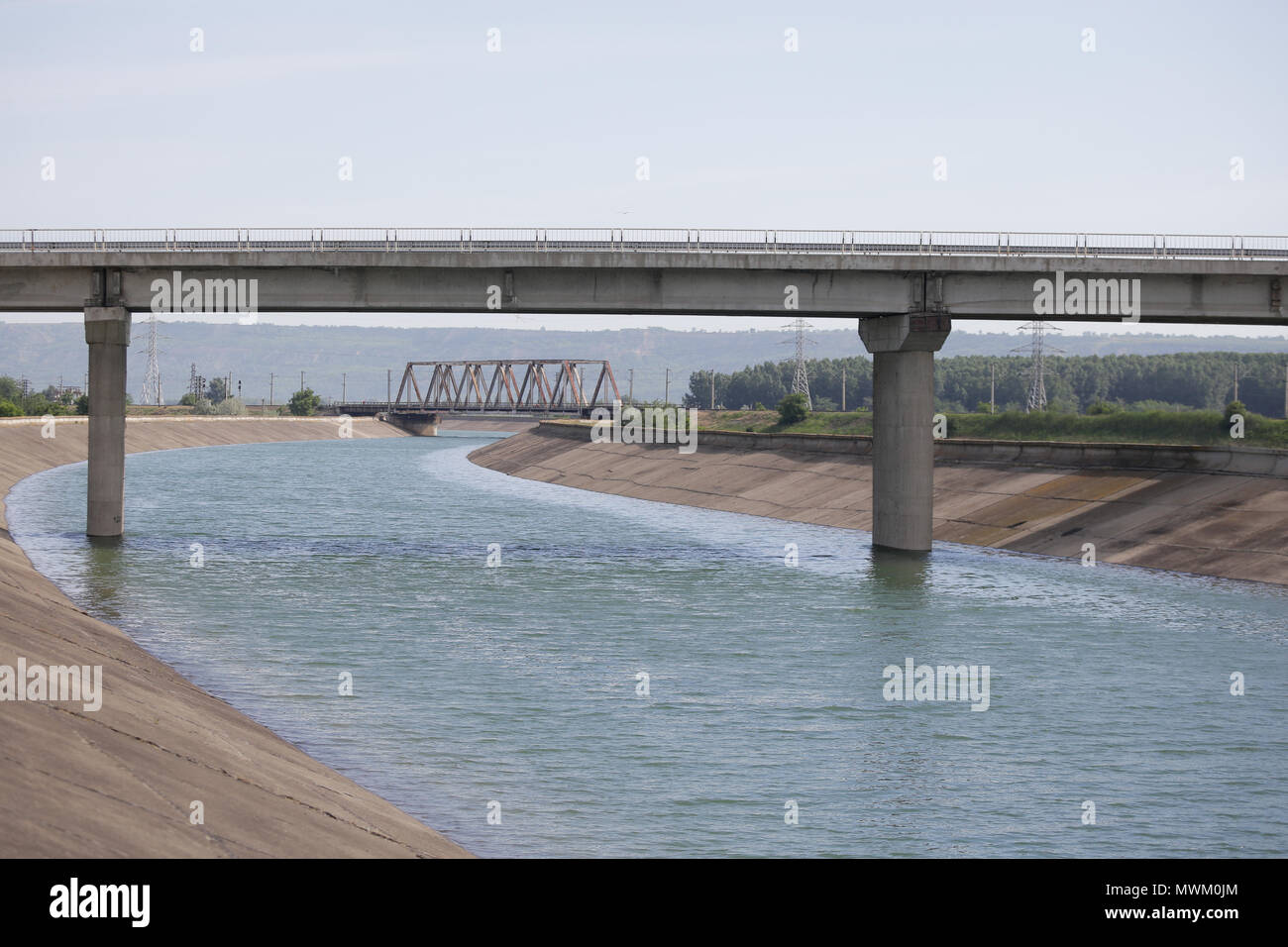 Bewässerung künstliche Kanal mit Wasser in die Ebenen des östlichen Rumänien überflutet Stockfoto