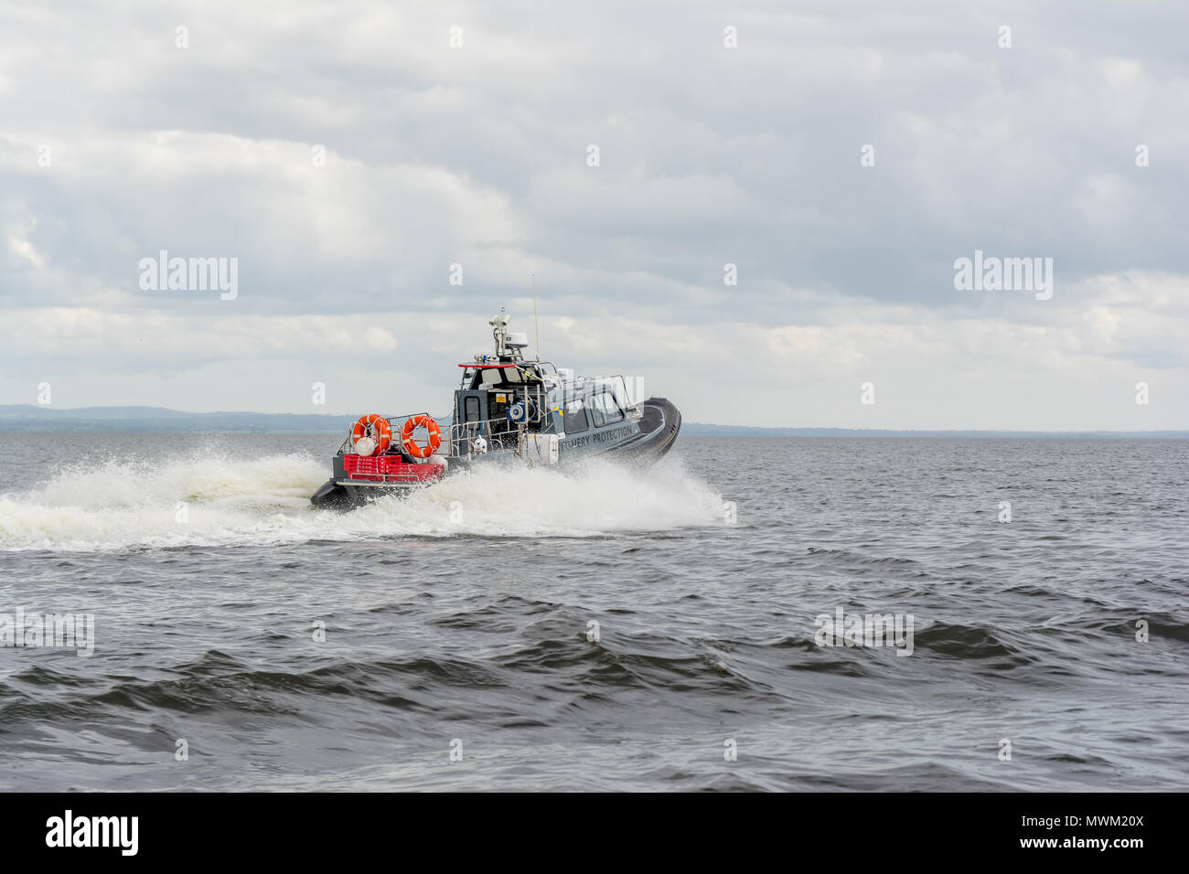 Fischerei Schutz Schiff durch die Wellen von Süßwasser Lough Neagh in Nordirland beschleunigt Stockfoto