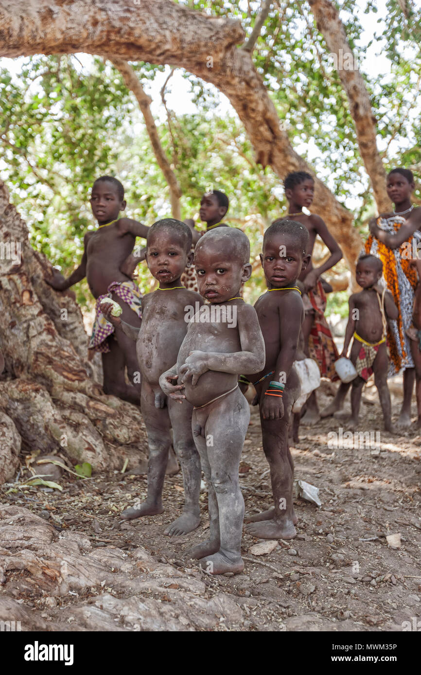 NAMIBE/ANGOLA 28 Jul 2013 Afrikanische jungen Zugehörigkeit zu einem Stamm aus dem südlichen