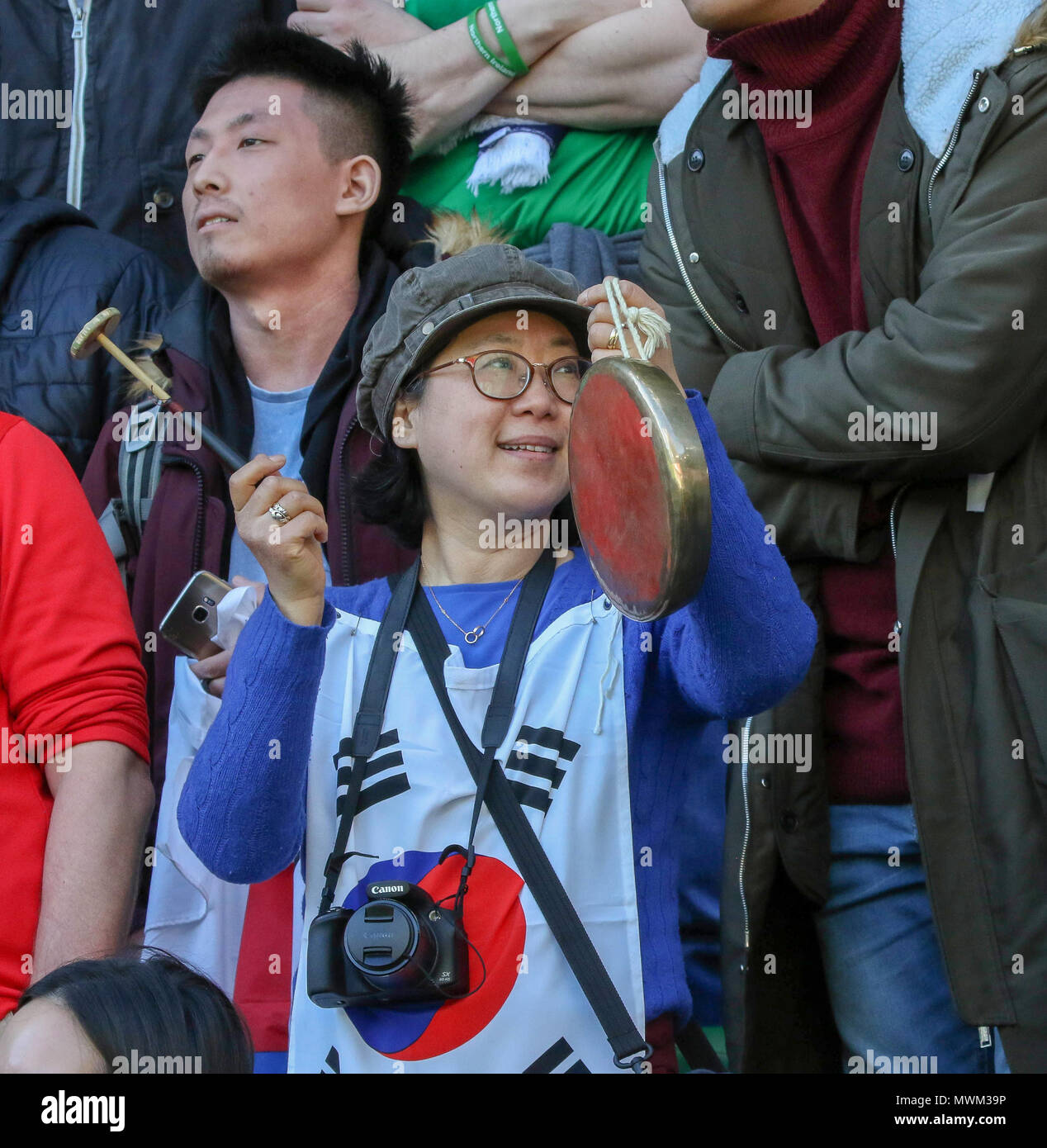 24. März 2018. Internationaler Fußball freundlich 2018, Nordirland gegen Südkorea im Windsor Park, Belfast. Weibliche Südkorea Fußball fan Gong schlagen. Stockfoto