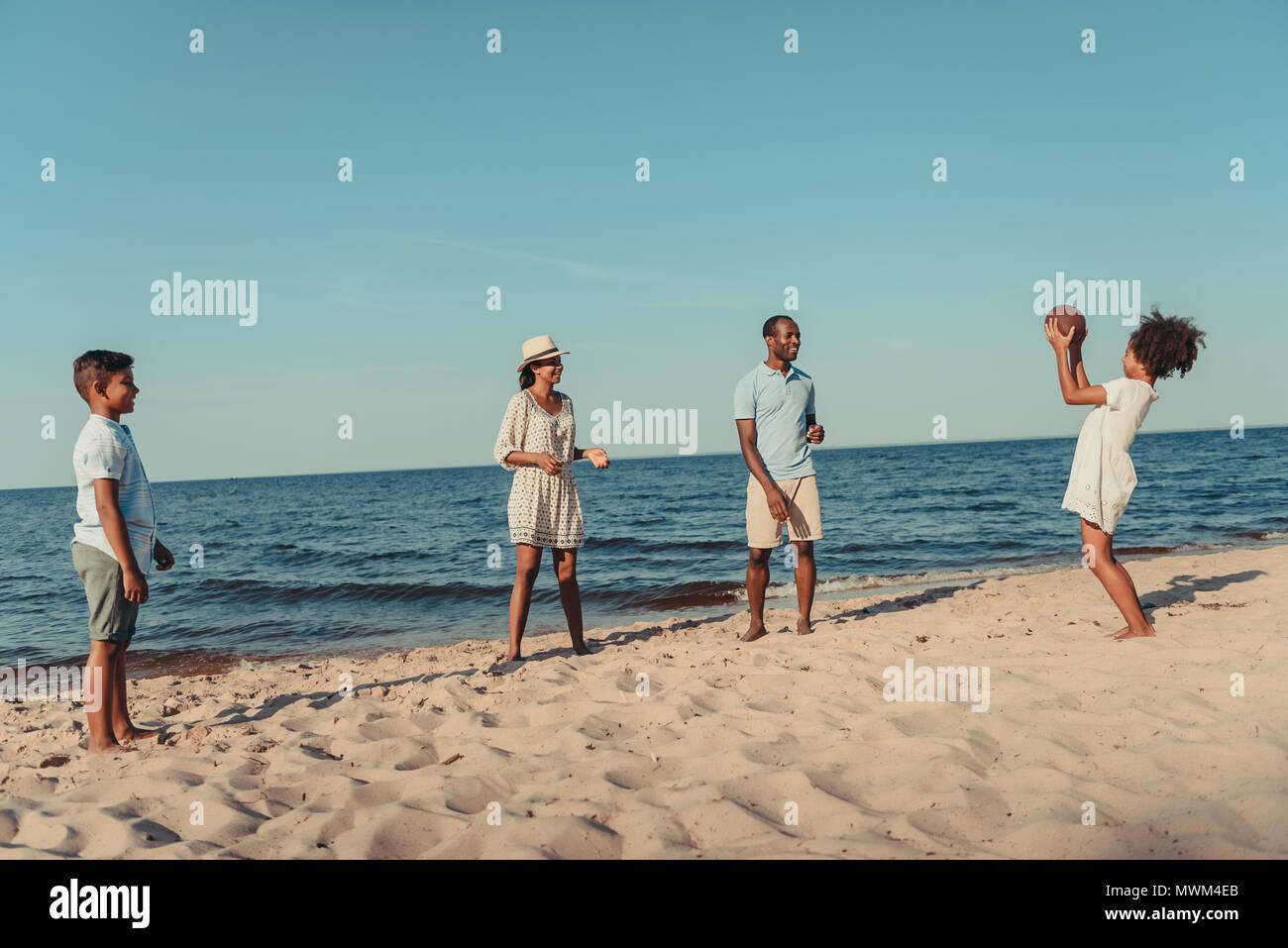 Kinder Spielen Ball Am Strand Fotos Und Bildmaterial In Hoher Auflösung Alamy