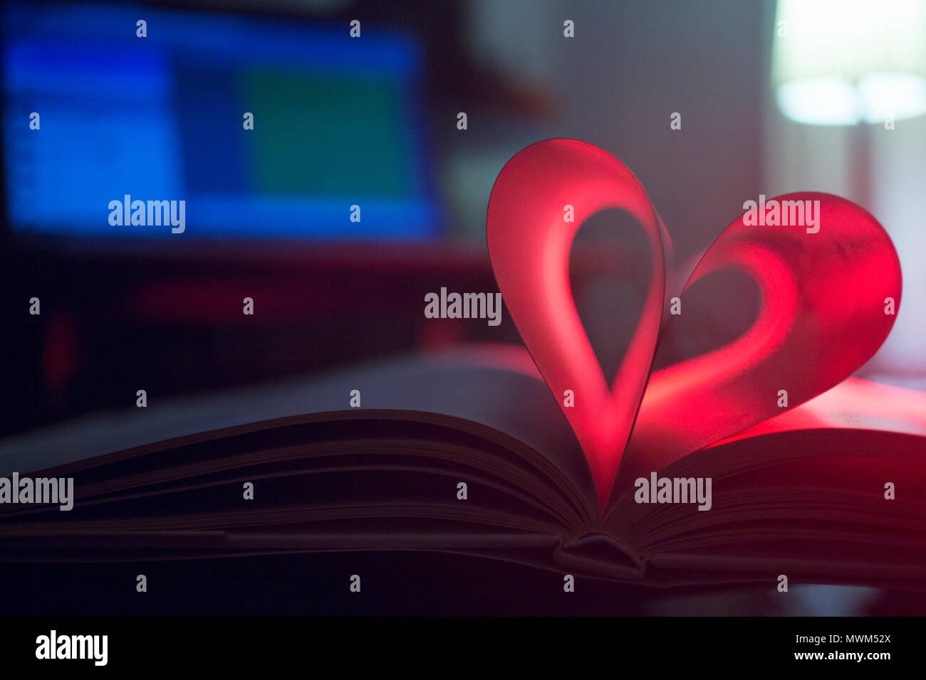 Romantische Liebe Herzform aus Seiten aus dem Buch gemacht. Stockfoto