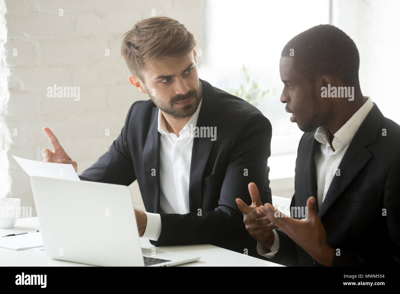 Multiethnische Arbeiter zu streiten, Papier Dokumentation bei Mee Stockfoto