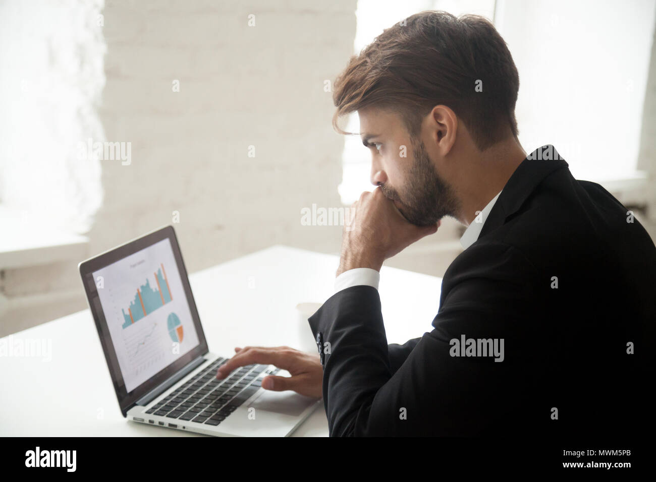 Nachdenklich Unternehmer auf der Suche nach laptop Denken über die Lösung Stockfoto