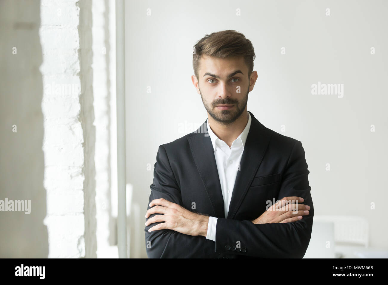 Portrait von zuversichtlich Kaukasischen CEO bei Kamera posieren Stockfoto