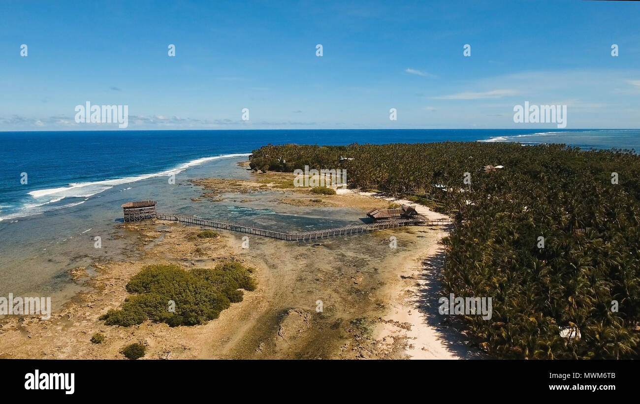 Aussichtspunkt im Meer an Cloud Nine Surf Point, Siargao Island, Philippinen. Luftaufnahme angehoben Holzsteg für Surfer das Riff von Siargao Island auf Wolke 9 surf Pause Mindanao. Siargao Inseln berühmte Brandung zerschlagen Wolke 9. Stockfoto