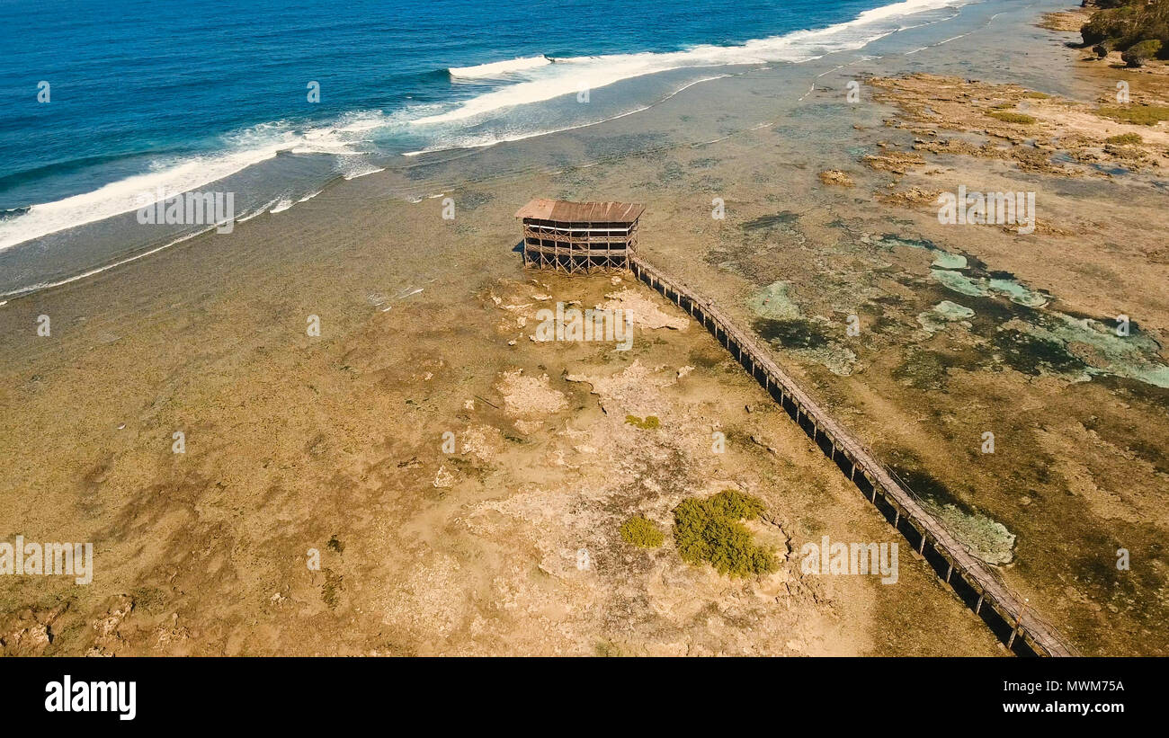 Aussichtspunkt im Meer an Cloud Nine Surf Point, Siargao Island, Philippinen. Luftaufnahme angehoben Holzsteg für Surfer das Riff von Siargao Island auf Wolke 9 surf Pause Mindanao. Siargao Inseln berühmte Brandung zerschlagen Wolke 9. Stockfoto