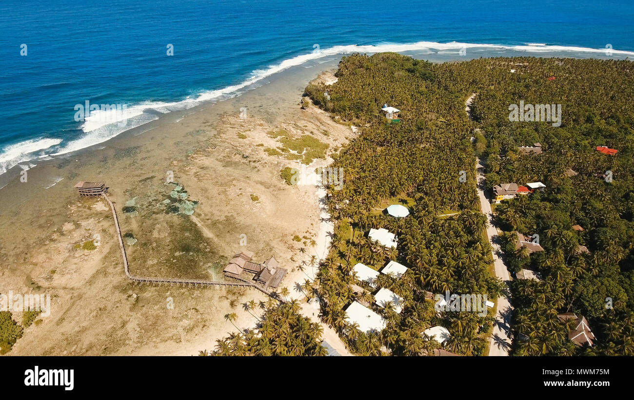 Aussichtspunkt im Meer an Cloud Nine Surf Point, Siargao Island, Philippinen. Luftaufnahme angehoben Holzsteg für Surfer das Riff von Siargao Island auf Wolke 9 surf Pause Mindanao. Siargao Inseln berühmte Brandung zerschlagen Wolke 9. Stockfoto