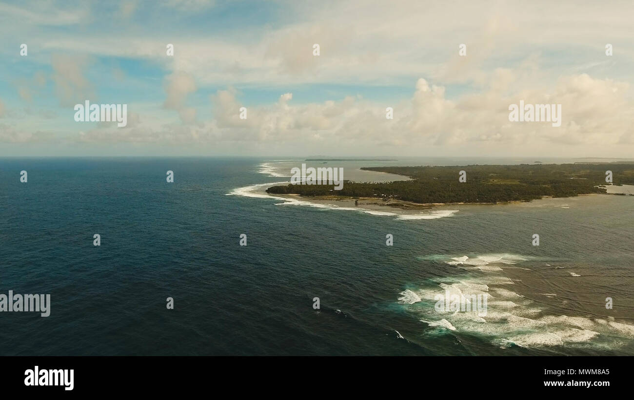 Aussichtspunkt im Meer an Cloud Nine Surf Point, Siargao Island, Philippinen. Luftaufnahme angehoben Holzsteg für Surfer das Riff von Siargao Island auf Wolke 9 surf Pause Mindanao. Siargao Inseln berühmte Brandung zerschlagen Wolke 9. Stockfoto