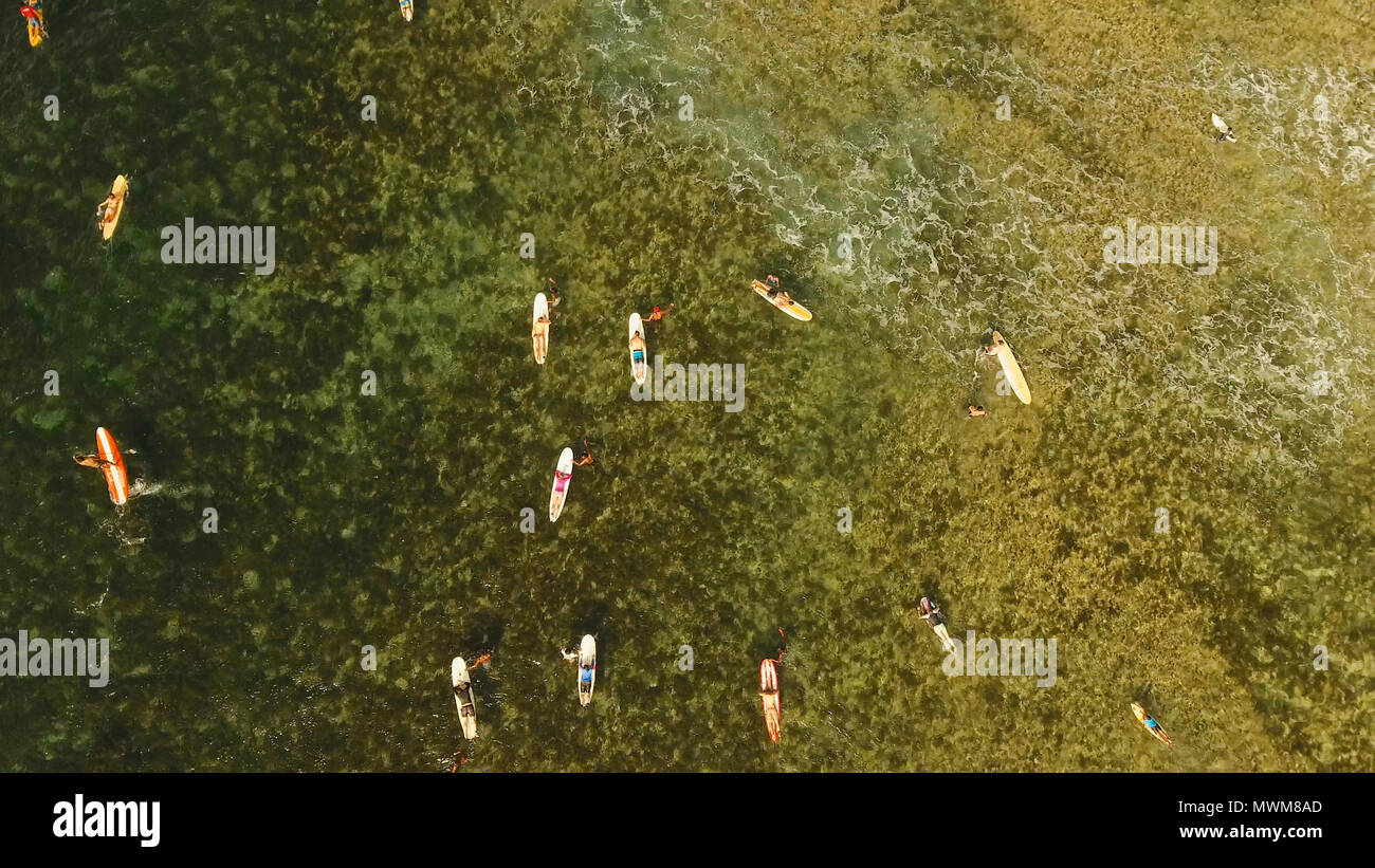 Surfer an siargao Inseln berühmte Brandung zerschlagen Wolke 9 in der Nähe von Mindanao auf den Philippinen. Luftbild: Menschen beim Lernen zu surfen auf Wolke neun surfpoint in Siargao, Philippinen. Stockfoto