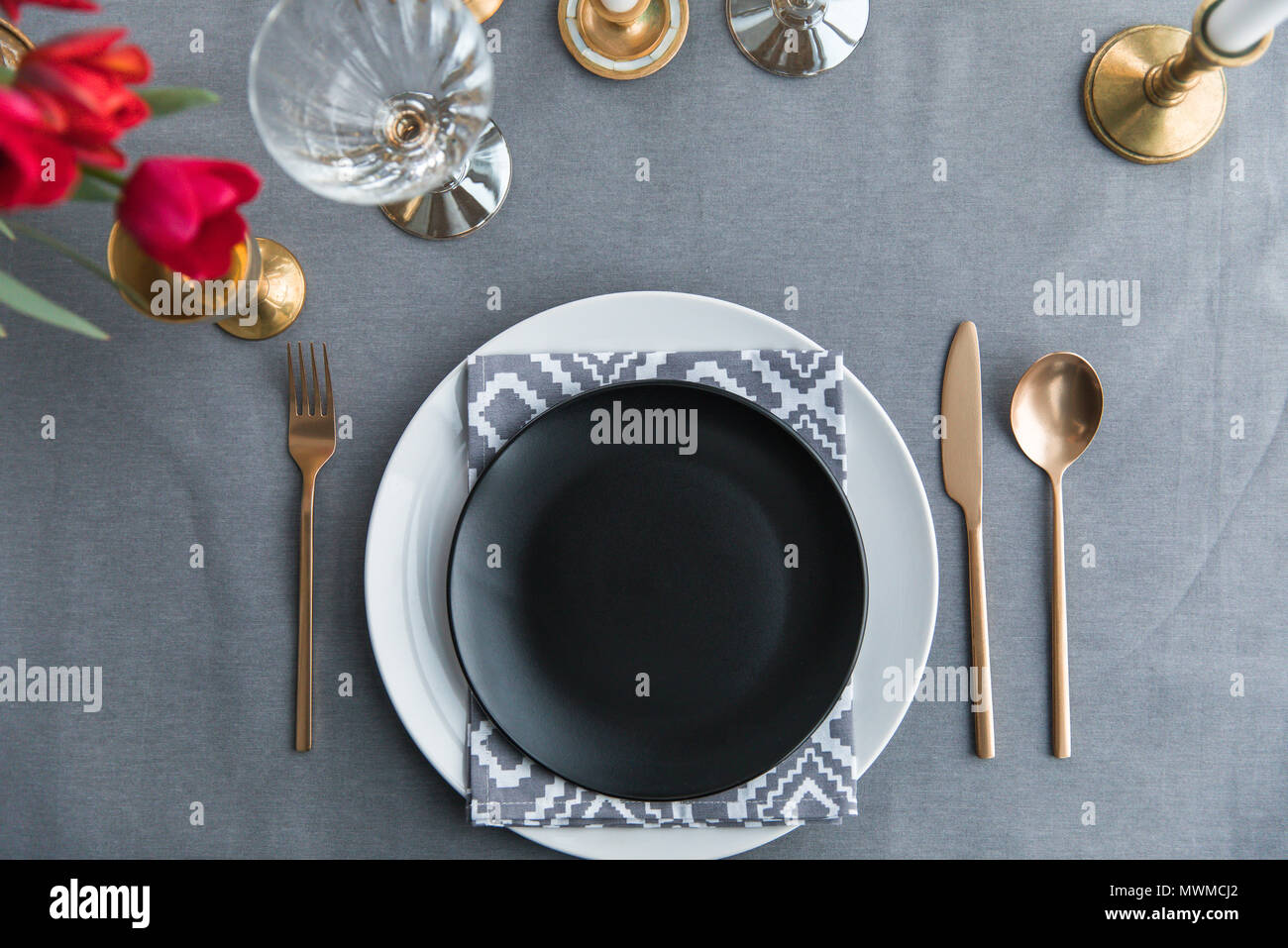 Blick von oben auf die schwarze Leere Teller, Servietten und altmodische  Besteck auf der Tischplatte getrübt Stockfotografie - Alamy