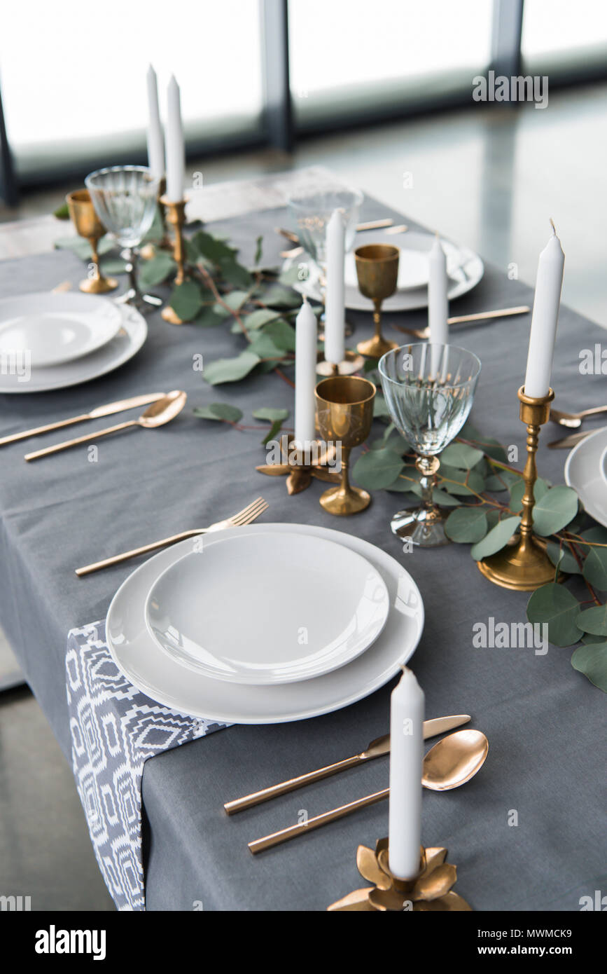 Nahaufnahme Blick auf rustikalen Tisch Anordnung mit Eukalyptus, vintage  Besteck, Kerzen, Kerzenhalter und leere Teller Stockfotografie - Alamy