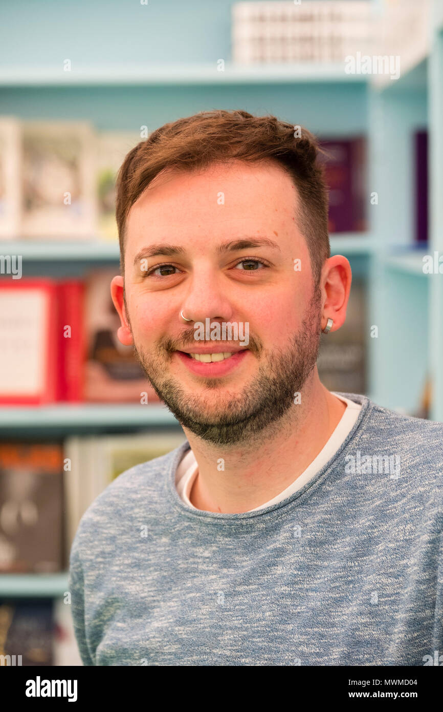 Alex T Smith, junge Autorin von Büchern für Kinder, an der Hay Festival 2018. Illustrator und Buchautor. Schöpfer der CLAUDE Bücher Stockfoto