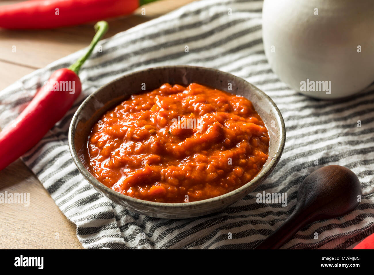 Hausgemachte würzige Harrisa Sauce in eine Schüssel geben. Stockfoto