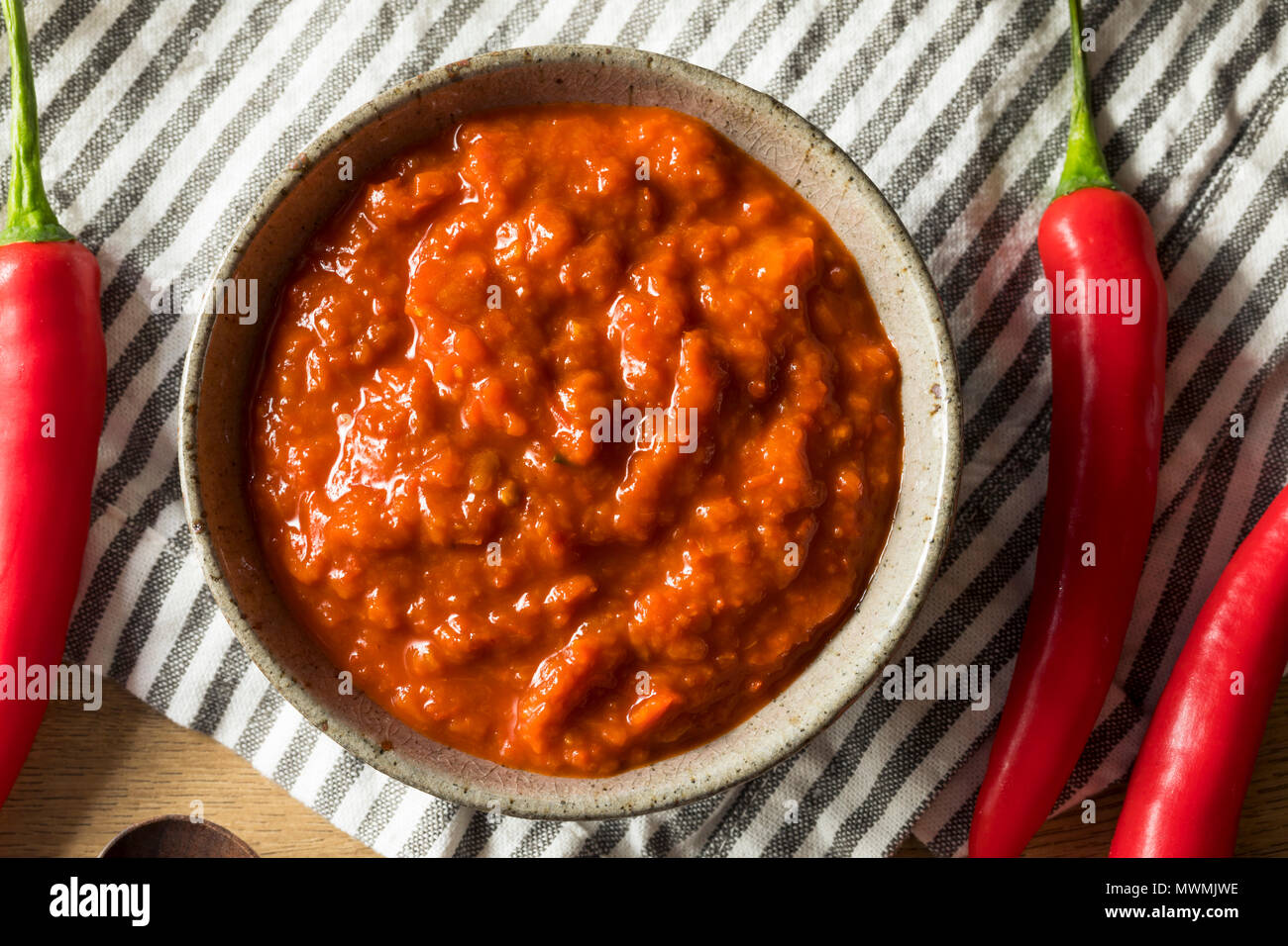 Hausgemachte würzige Harrisa Sauce in eine Schüssel geben. Stockfoto