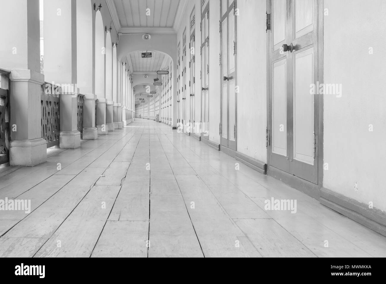 Blick auf Holz- Weg der retro Gebäude. Schwarze und weiße Ton. Stockfoto